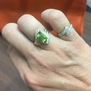 Gold ring 10 kt with diamonds and Peridot